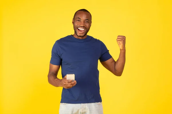 Black Man Holding Mobile Phone Gesturing Yes Posing Celebrating Big — Stock Photo, Image