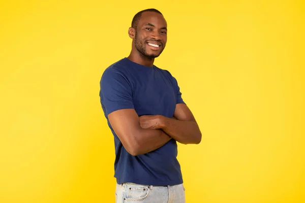 Alegre Hombre Afroamericano Posando Sonriendo Cámara Cruzando Las Manos Sobre — Foto de Stock