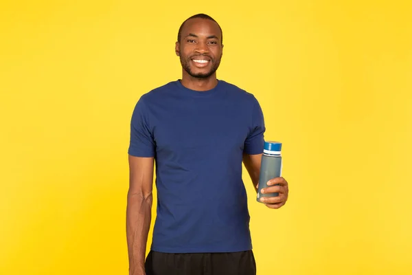 Fit Black Guy Holding Fitness Fles Drinkwater Glimlachend Naar Camera — Stockfoto