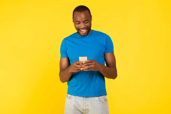 Afro Americano Excitado Masculino Usando Telefone Celular Texting Reading Boas — Fotografia de Stock