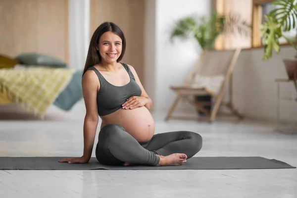 Retrato Una Hermosa Mujer Embarazada Sonriente Posando Una Esterilla Yoga — Foto de Stock