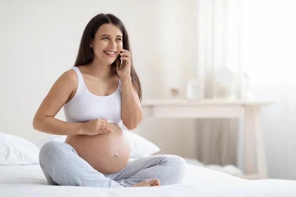 Joven Mujer Embarazada Alegre Ropa Casa Sentada Cama Casa Tocando — Foto de Stock