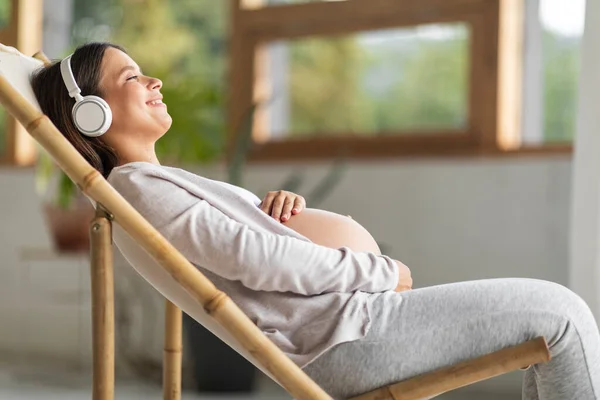 Hamilelik Tatili Güzel Hamile Bir Kadın Kablosuz Kulaklıkla Müzik Dinlerken — Stok fotoğraf