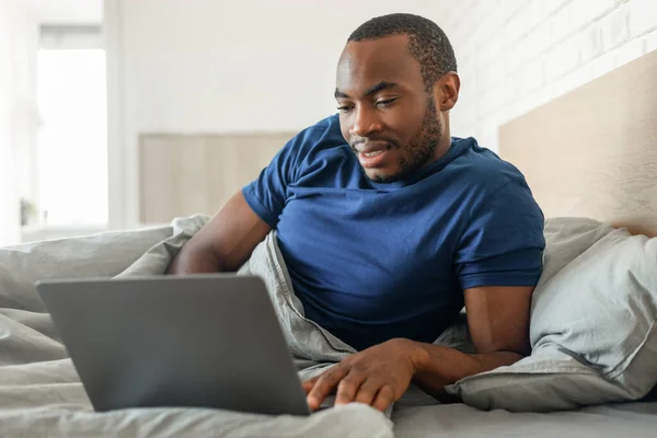 프리랜서 Black Freelancer Guy Using Laptop Computer Working Online Lying — 스톡 사진