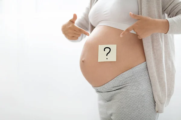 Koncepcja Wyboru Imienia Dziecka Nierozpoznawalna Kobieta Ciąży Wskazująca Znak Zapytania — Zdjęcie stockowe