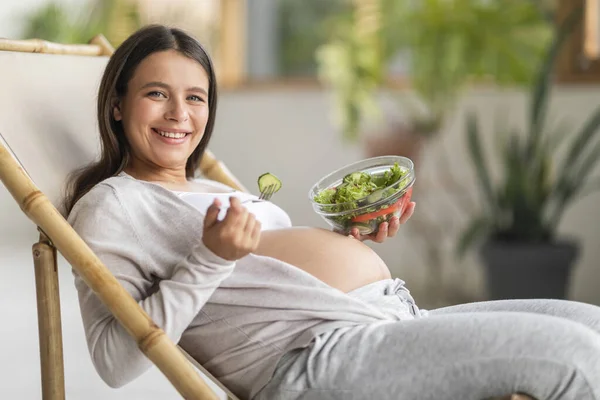 Piękna Młoda Kobieta Ciąży Jedzenie Świeże Sałatki Warzywnej Domu Happy — Zdjęcie stockowe