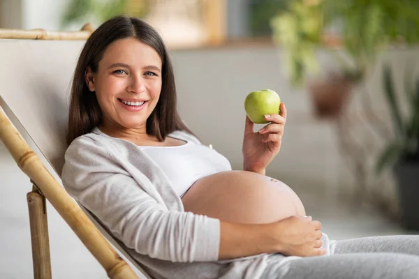 Snack Saludable Hermosa Mujer Embarazada Sentada Silla Sosteniendo Manzana Verde — Foto de Stock