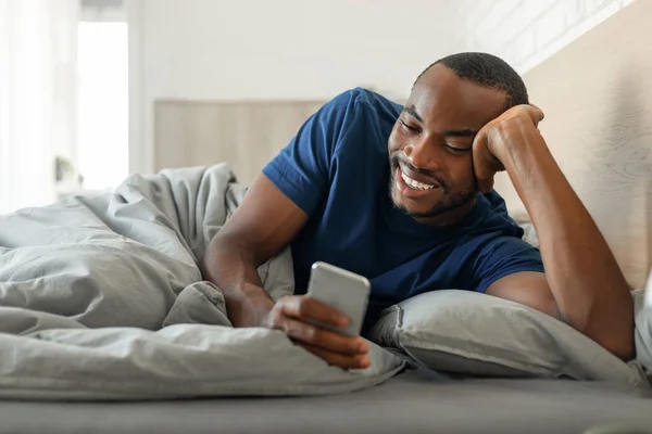 텍스처온 Smiling Browsing Internet Lying Bed Modern Bedroom Indoor 전화를 — 스톡 사진