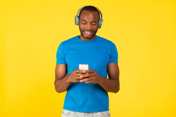 Happy Black Guy Luisteren Naar Muziek Telefoon Het Dragen Van — Stockfoto