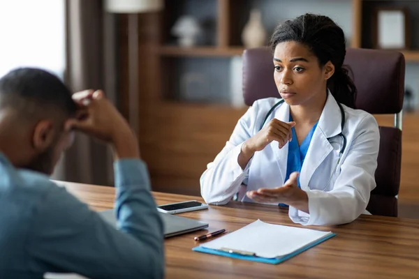 Μαύρη Γυναίκα Γιατρός Έχει Συνομιλία Αναστατωμένος Ασθενής Άρρωστος Άνθρωπος Θεραπευτής — Φωτογραφία Αρχείου