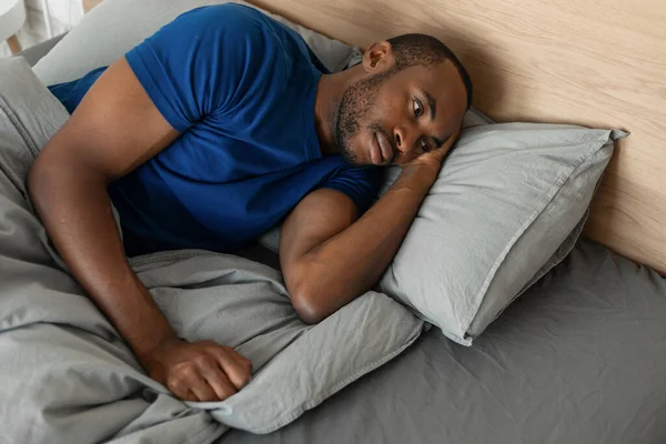 Schlaflosigkeit Der Hellwache Junge Afroamerikaner Leidet Unter Schlaflosigkeit Liegt Bett — Stockfoto