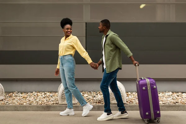 Feliz Pareja Afroamericana Caminando Con Maleta Viajando Vacaciones Posando Aire —  Fotos de Stock
