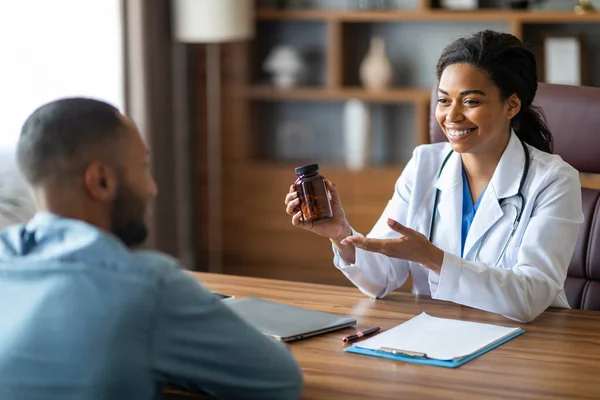 Χαρούμενη Αφροαμερικανίδα Γιατρός Συνταγογράφηση Φαρμάκων Μαύρο Ασθενή Έχοντας Συνομιλία Και — Φωτογραφία Αρχείου
