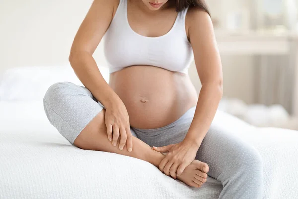 Zwangerschap Problemen Met Gezondheid Concept Onherkenbare Zwangere Vrouw Huiskleding Zittend — Stockfoto