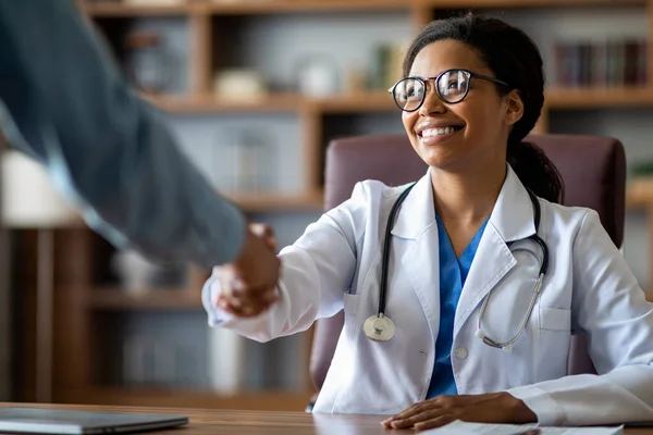 Jovem Americana Africana Alegre Vestindo Óculos Médico Cumprimentando Paciente Masculino — Fotografia de Stock