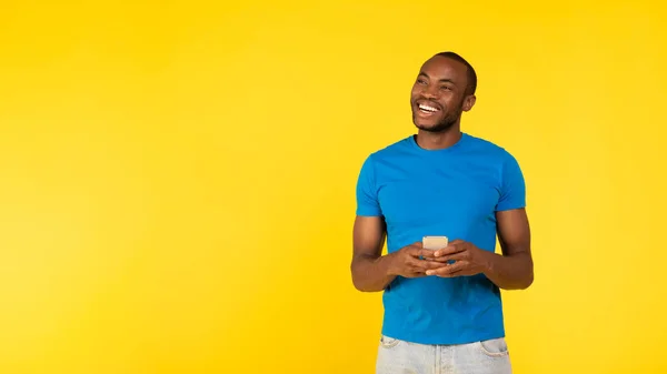 Happy Black Man Usando Smartphone Mirando Lado Espacio Libre Publicidad —  Fotos de Stock