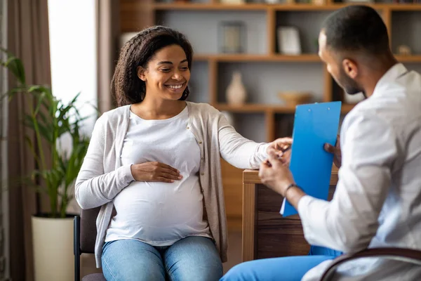 Alegre Joven Embarazada Afroamericana Mujer Que Visita Médico Ginecólogo Clínica — Foto de Stock