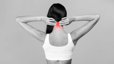 Genç bir kadının ensesine dokunarak boynunu iltihaplı bölgeye dokunduğunu, servikal osteokondrozdan muzdarip olduğunu, masaj yaptığını ve kırmızı alanla hafiflettiğini, siyah-beyaz fotoğrafının çekildiğini.