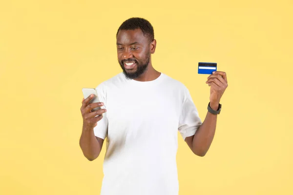 Aplikacja Mobilna Czarny Facet Korzystający Smartfona Karty Kredytowej Dokonywanie Płatności — Zdjęcie stockowe