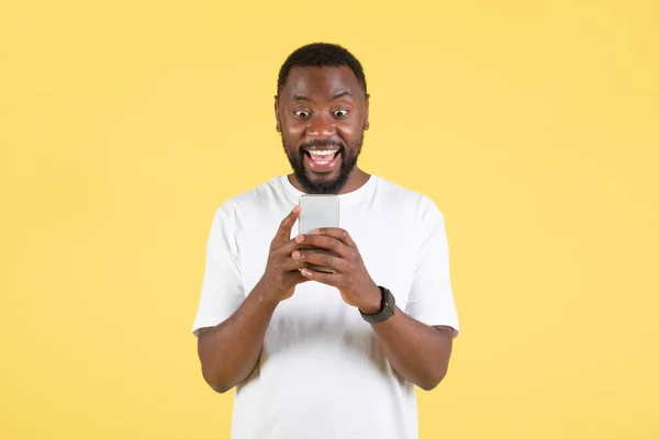 Homem Africano Americano Excitado Usando Smartphone Jogando Jogo Móvel Line — Fotografia de Stock