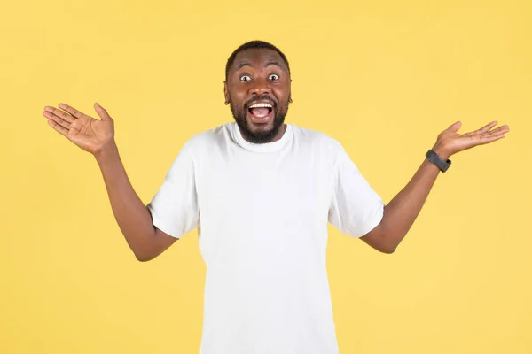 Alegre Afro Americano Cara Encolhendo Ombros Olhando Para Câmera Posando — Fotografia de Stock