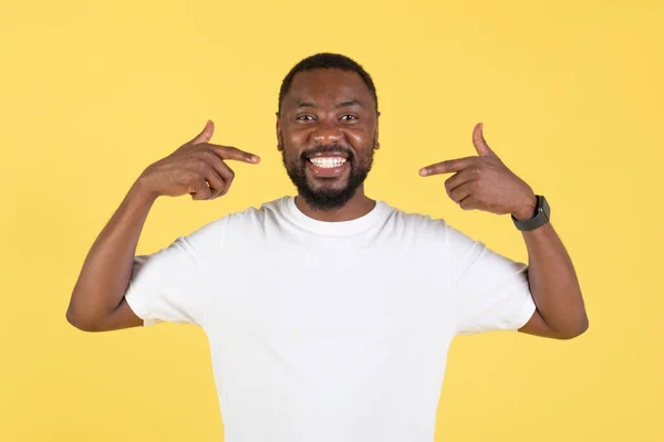Happy Black Guy Apontando Para Mesmo Sorrindo Olhando Para Câmera — Fotografia de Stock