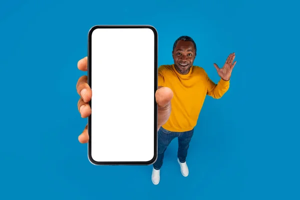 Удивительный Взрослый Чернокожий Мужчина Случайной Демонстрации Новенького Мобильного Телефона Белым — стоковое фото