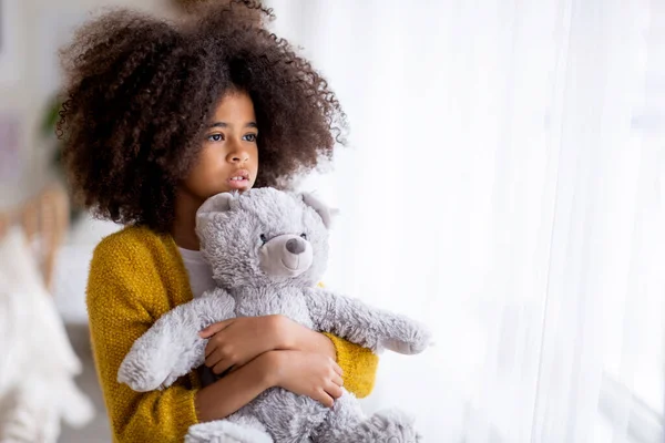 Знімок Сумної Афро Американської Дівчини Підлітка Кучерявим Волоссям Тримає Тедді — стокове фото