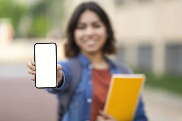 App Pendidikan Arab Female Student Holding Blank Smartphone Hand While — Stok Foto