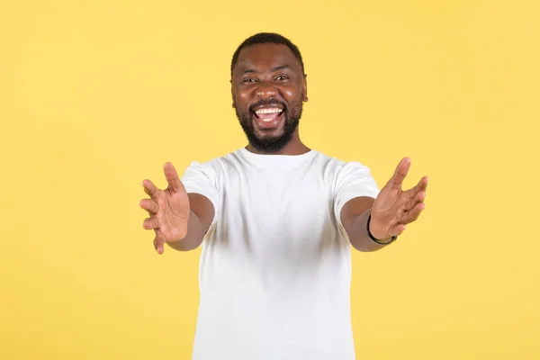 Dámelo Alegre Hombre Afroamericano Estirando Las Manos Sonriendo Cámara Posando — Foto de Stock