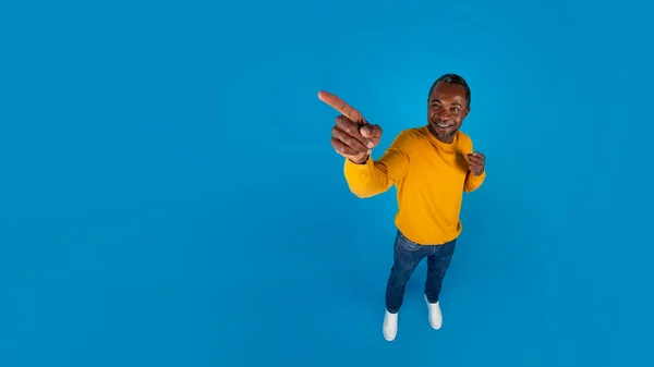 Happy Volwassen Afrikaanse Amerikaanse Man Casual Outfit Wijzen Kopieerruimte Voor — Stockfoto