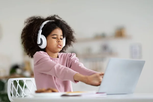 Africano Americano Preteen Menina Com Bonito Bushy Cabelo Estudante Esticando — Fotografia de Stock