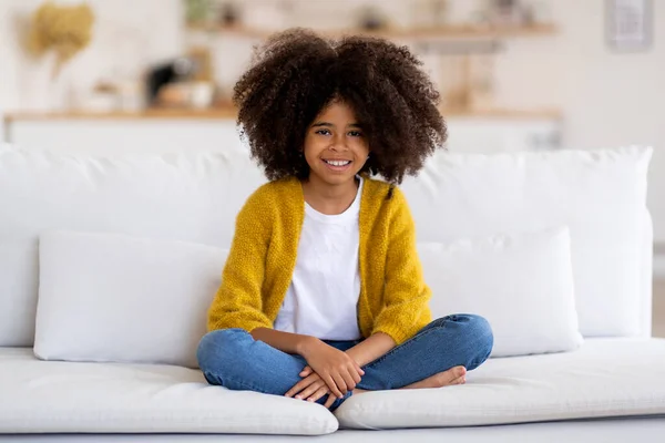 Весела Американка Афроамериканка Сидить Вдома Дивані Щаслива Чорна Дитина Кухастим — стокове фото