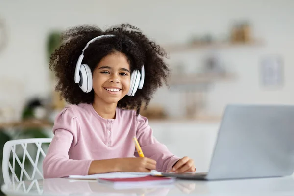 Menino Americano Africano Feliz Estudante Assistindo Aula Vídeo Linda Menina — Fotografia de Stock