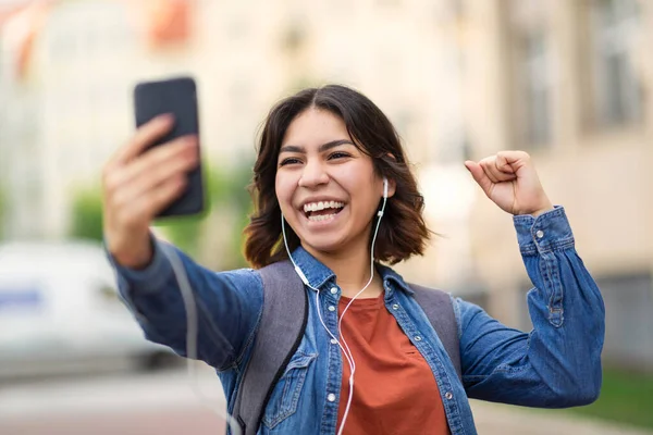 Şen Şakrak Arap Kız Öğrenci Elinde Akıllı Telefonuyla Dışarıda Başarıyı — Stok fotoğraf