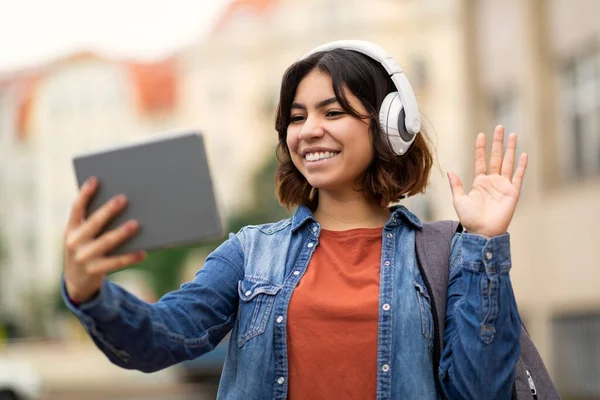 Mladá Arabská Studentka Pomocí Digitální Tabletu Pro Videohovory Venku Usmívající — Stock fotografie