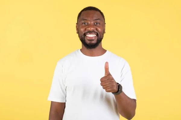 Happy African American Guy Gesturing Thumbs Glimlachen Camera Poseren Studio — Stockfoto