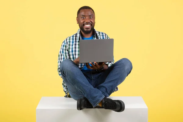 Afro Amerikaanse Man Met Behulp Van Laptop Computer Glimlachen Camera — Stockfoto