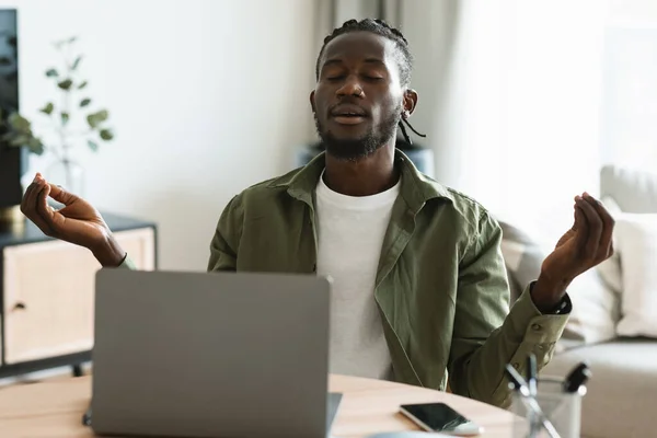 Freelancer Masculino Afro Americano Relaxado Meditando Enquanto Trabalhava Laptop Acalmando — Fotografia de Stock