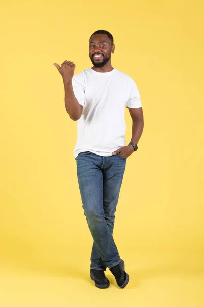 Look Vertical Shot Cheerful Black Guy Pointing Thumb Finger Aside — Stock Photo, Image