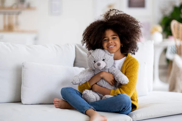 Chica Preadolescente Afroamericana Adorable Feliz Con Pelo Tupido Sentado Sofá — Foto de Stock