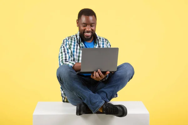 Freelancer Masculino Negro Feliz Usando Computadora Portátil Trabajando Línea Sentado —  Fotos de Stock