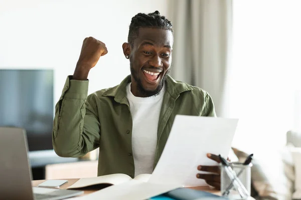 Emocionado Empresario Afroamericano Masculino Celebrando Éxito Sosteniendo Papeles Sonriendo Alegremente —  Fotos de Stock