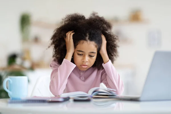 Utmattad Afrikansk Amerikansk Barnlärare Gör Läxor Hemma Trött Tonåring Svart — Stockfoto