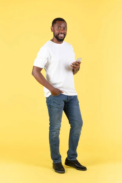 Веселий Чорний Чоловік Використовує Смартфон Постійний Комунікаційний Онлайн Текст Жовтому — стокове фото