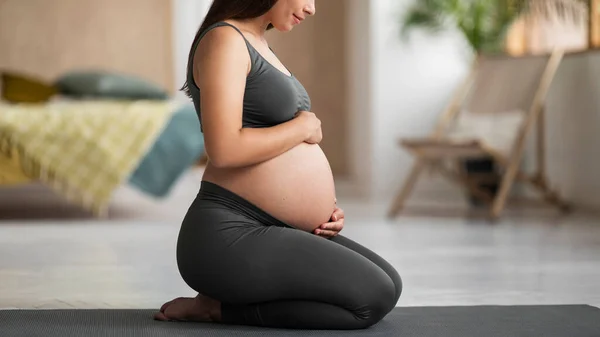 Zwangerschapstijd Side View Shot Young Pregnant Woman Embracing Buik Terwijl — Stockfoto