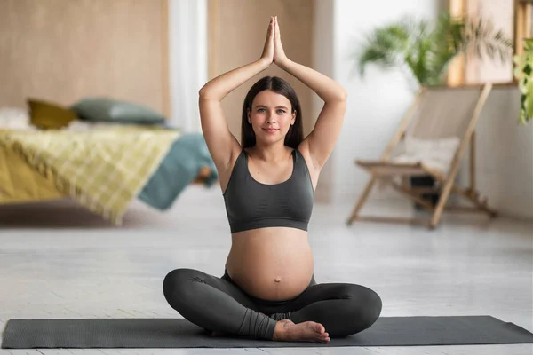 Kehamilan Yoga Young Pregnant Woman Meditasi Dengan Tangan Menggenggam Atas — Stok Foto
