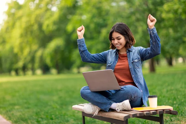 Hermosa Estudiante Oriente Medio Celebrando Éxito Con Ordenador Portátil Aire — Foto de Stock