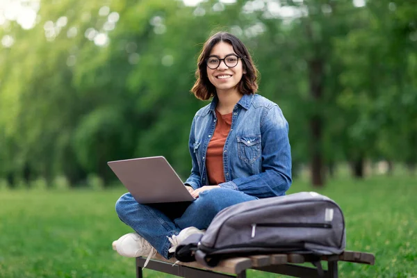 Retrato Estudiante Oriente Medio Feliz Sentada Banco Aire Libre Con — Foto de Stock