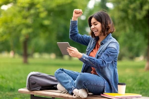 Haberler Iyi Dijital Tabletli Mutlu Arap Bayan Öğrenci Dışarıda Otururken — Stok fotoğraf